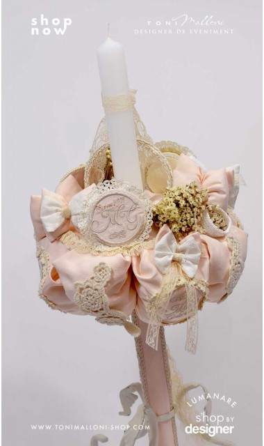 Lumanare botez somon cu aplicatii dantela crem macrame si flori nemuritoare Romantico 1